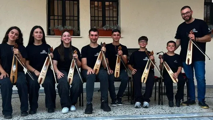 Genç Yunanlılar Geleneksel Müziğin Canlanmasına Öncülük Ediyor