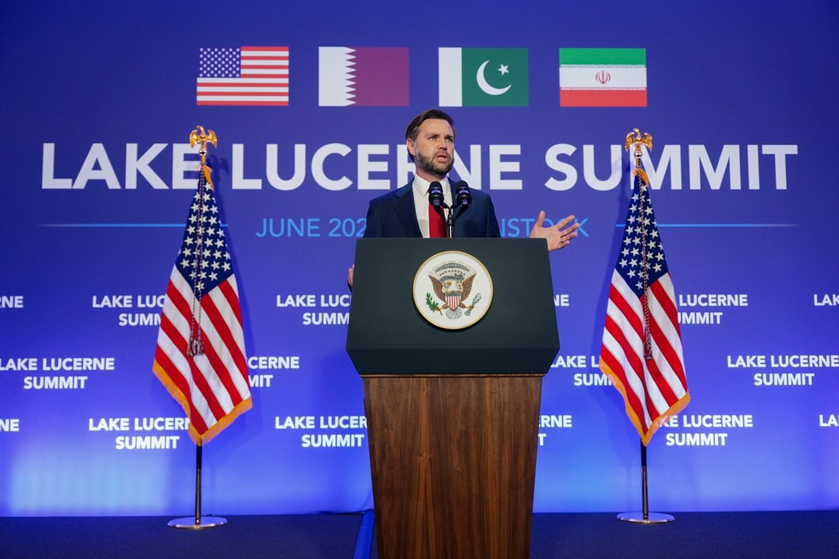 Trump: İran Ateşkesi 'Hayatta Kalma Mücadelesi Veriyor' ve Boğaz Kapalıyken Benzin Vergisinde Duraklama Önerisi