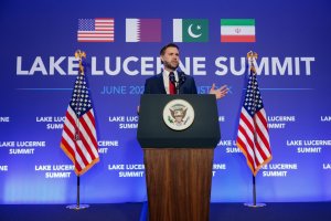 Trump: İran Ateşkesi 'Hayatta Kalma Mücadelesi Veriyor' ve Boğaz Kapalıyken Benzin Vergisinde Duraklama Önerisi