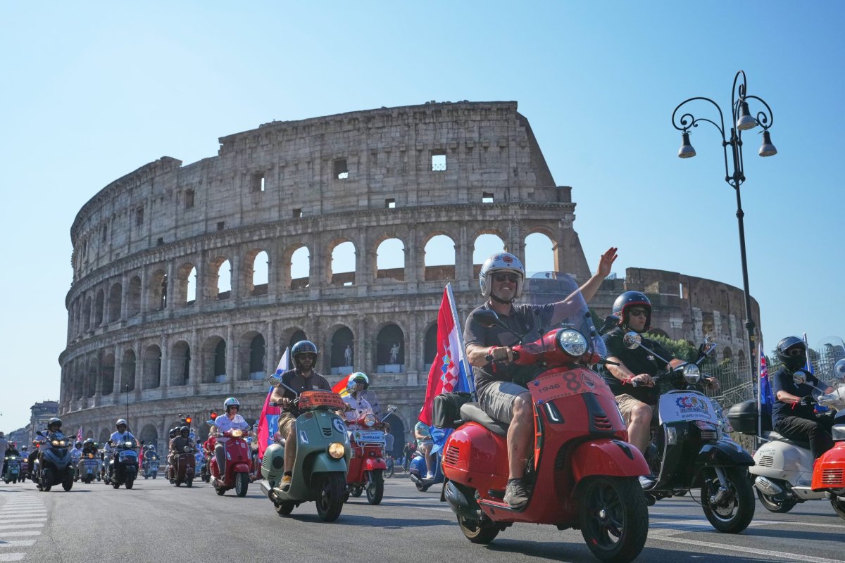 10 Bin Vespa Roma'nın Tarihi Merkezini Doldurdu, Efsanevi Scooter'ın 80. Yılı Kutlandı
