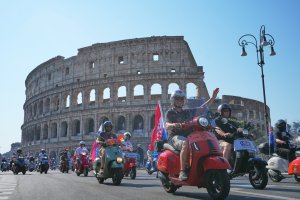 10 Bin Vespa Roma'nın Tarihi Merkezini Doldurdu, Efsanevi Scooter'ın 80. Yılı Kutlandı