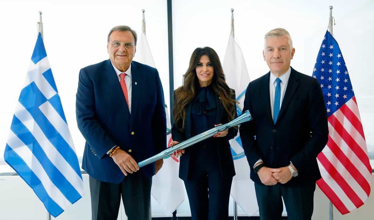 ABD Büyükelçisi Guilfoyle'den Helen Olimpiyat Komitesi'ne Ziyaret: Sembolik Olimpiyat Meşalesi Aldı