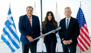 ABD Büyükelçisi Guilfoyle'den Helen Olimpiyat Komitesi'ne Ziyaret: Sembolik Olimpiyat Meşalesi Aldı