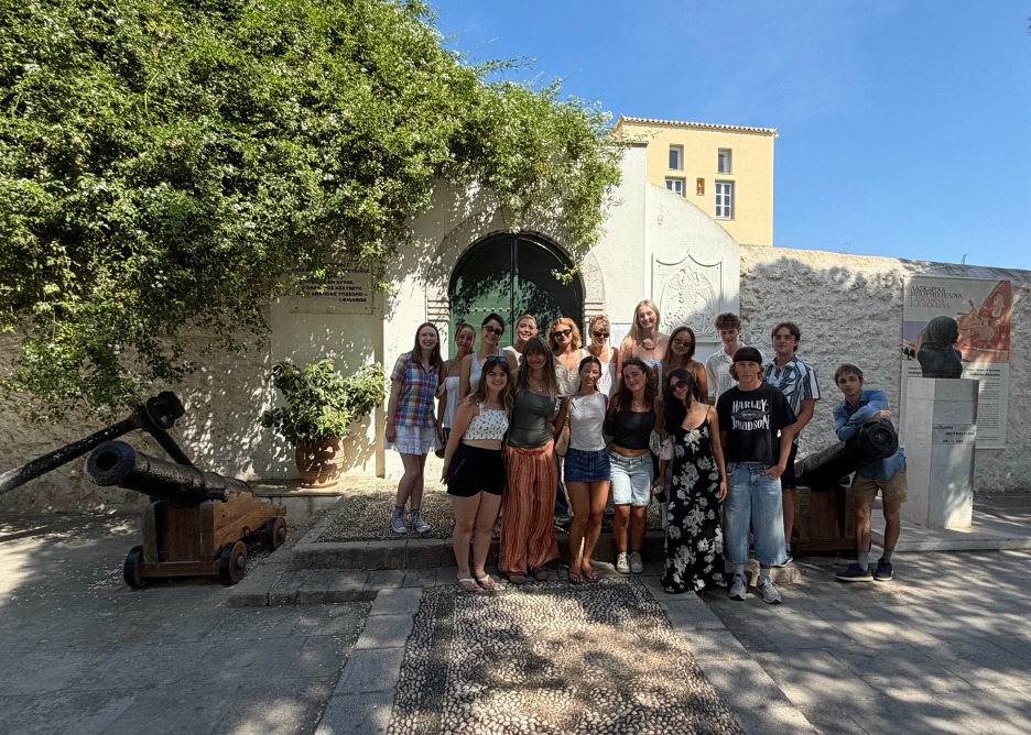 Odyssey grubu Spetses'teki Bouboulina Müzesi'nde. Fotoğraf: LMU Caloyeras Modern Yunan Çalışmaları Merkezi