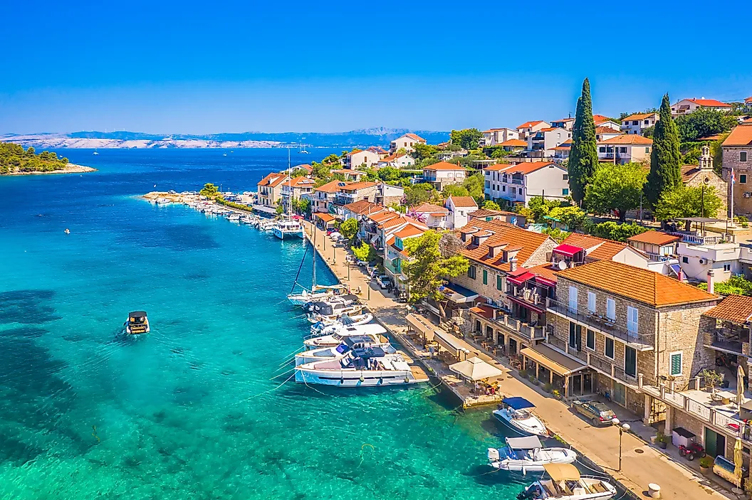 Hırvatistan, Solta Adası'ndaki büyüleyici bir sahil köyü olan Stomorska'nın hava görüntüsü