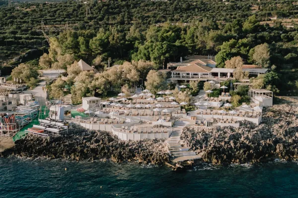 Zakynthos'taki Bu Plaj Kulübü ve Villalar Aileler İçin Mükemmel Bir Yunan Kaçamağı Sunuyor