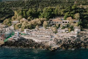 Zakynthos'taki Bu Plaj Kulübü ve Villalar Aileler İçin Mükemmel Bir Yunan Kaçamağı Sunuyor