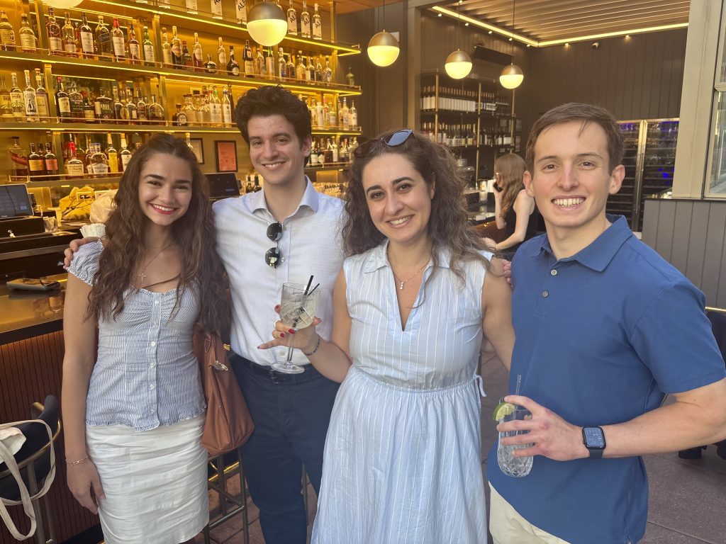 TNH stajyeri Sophia Kikis, Kyriakos Kats, Katrina Iannella ve Evan Moros, Manhattan