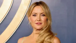 Kate Hudson, Danny Fujikawa ile Yunanistan Tatilinde Siyah String Bikiniyle Büyüledi