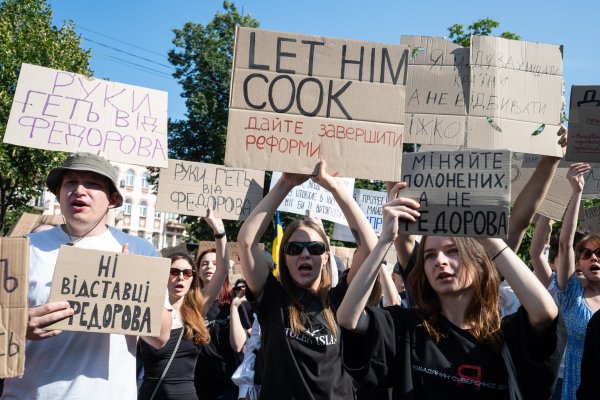 Zelenskyy Savunma Bakanını Görevden Alırken Kiev'de Protesto Gösterileri
