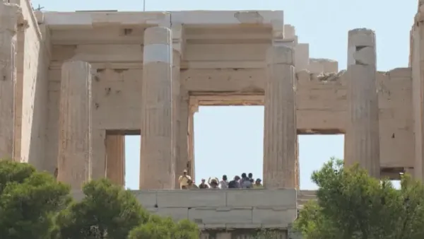 Yunanistan'da Akropolis'te İki Amerikalı Turist Bıçaklandı