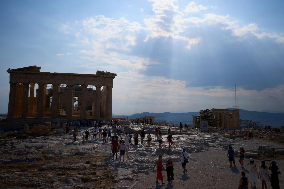 Yunanistan'da Aşırı Sıcak Hava: Turistler Akropolis'te