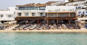 Mikonos'taki DK Oyster Plaj Barı, 50 Euro'luk Kokteyllerle Turistlerin Tepkisini Çekiyor