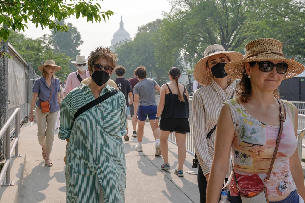 Washington'da orman yangını dumanı nedeniyle maske takan ziyaretçiler