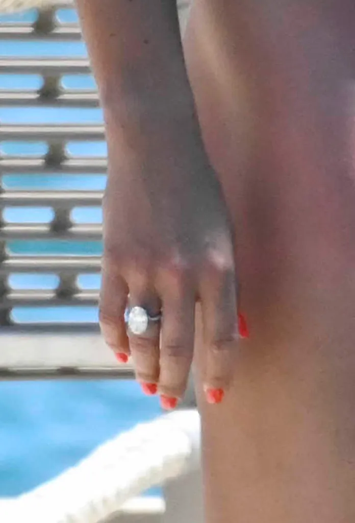Aryna Sabalenka'nın Mikonos tatilinde nişanlısı Georgios Frangulis ile birlikteyken nişan yüzüğünün yakın çekimi.