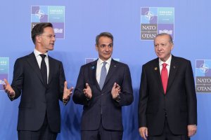 Miçotakis NATO Zirvesi'nde Her Yöne Mesaj Gönderdi