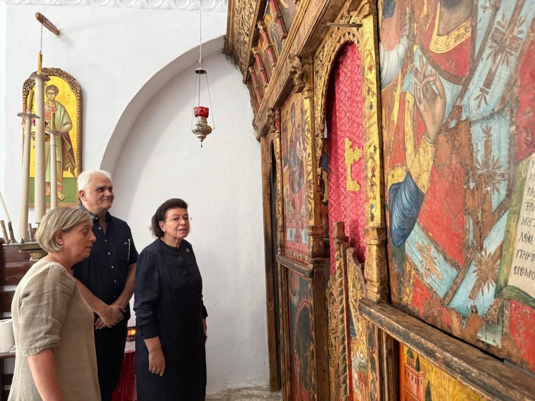 Mendoni, Amorgos'taki Chora Kalesi'nde Restore Edilen "Tholos" ve "Kato Lakkos" Alanlarını Açtı