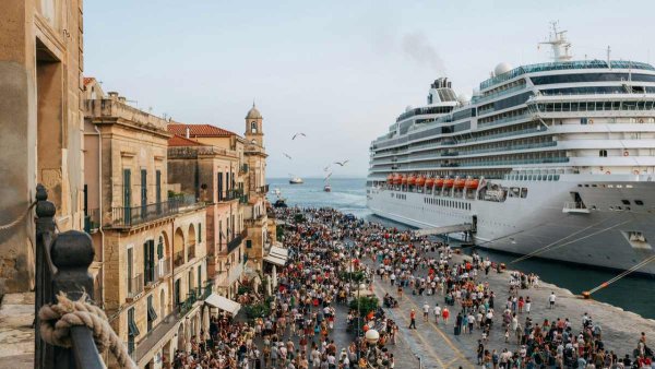 Yunanistan Liderliğinde Avrupa'da Kruvaziyer Turizmi Yeniden Yapılanıyor: Tarihi Vergi Reformları, Mega Gemi Sınırlamaları ve Çevre Önlemleri