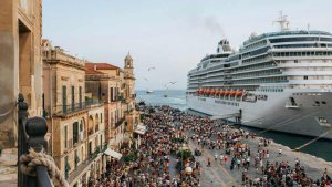 Yunanistan Liderliğinde Avrupa'da Kruvaziyer Turizmi Yeniden Yapılanıyor: Tarihi Vergi Reformları, Mega Gemi Sınırlamaları ve Çevre Önlemleri