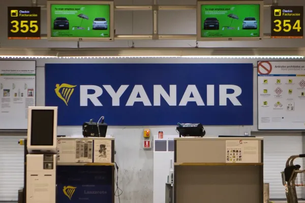 ABD'li Müfettişler Ryanair Uçağında Yolcunun Kısmen Dışarı Çekildiği Olayı Soruşturuyor
