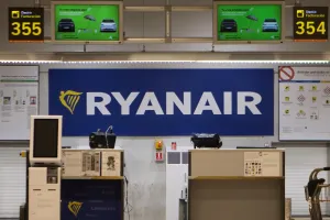 ABD'li Müfettişler Ryanair Uçağında Yolcunun Kısmen Dışarı Çekildiği Olayı Soruşturuyor