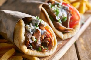 Atina'nın En İyi Gyros Mekanları: Geleneğin Modern Lezzetle Buluştuğu Noktalar