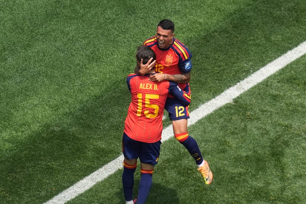 Pedro Porro ve Alex Baena gol sevinci yaşıyor.