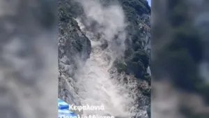 Kefalonya'daki Myrtos Plajı'nda Heyelan: Tatilciler Panik Yaşadı