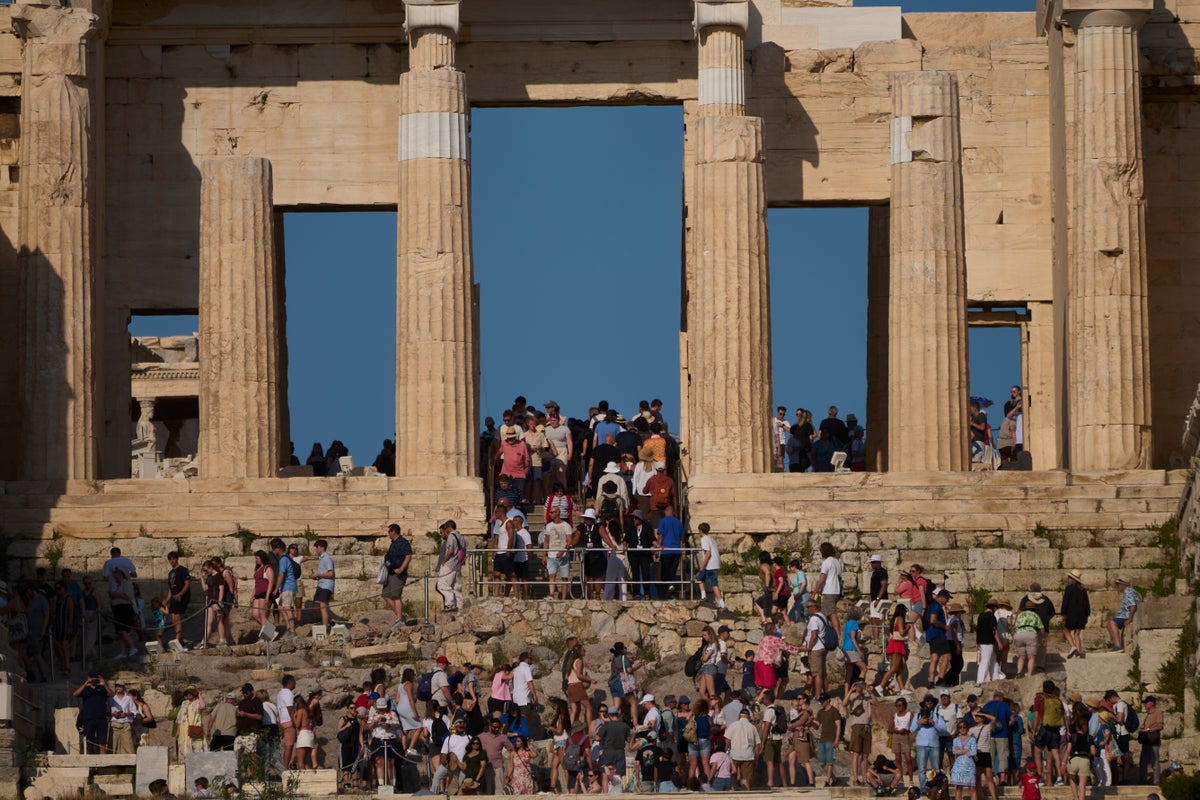 Mayıs ayında Akropolis Tepesi'ndeki Propylaia'da görülen turistler (AP)