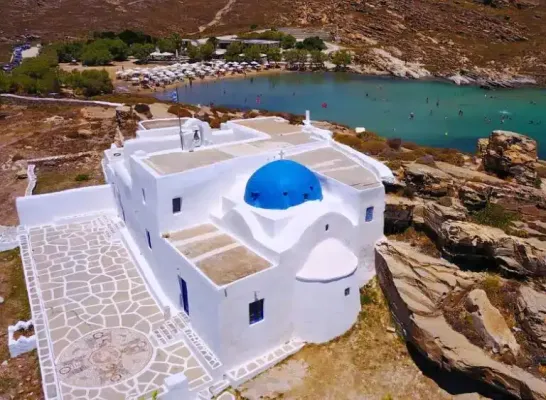 Paros Adası, Uluslararası Medyada Eşsiz Bir Destinasyon Olarak Tanıtılıyor