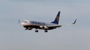 Yunanistan'dan kalkan Ryanair uçağında kabus: Yolcu kısmen pencereden dışarı çekildi