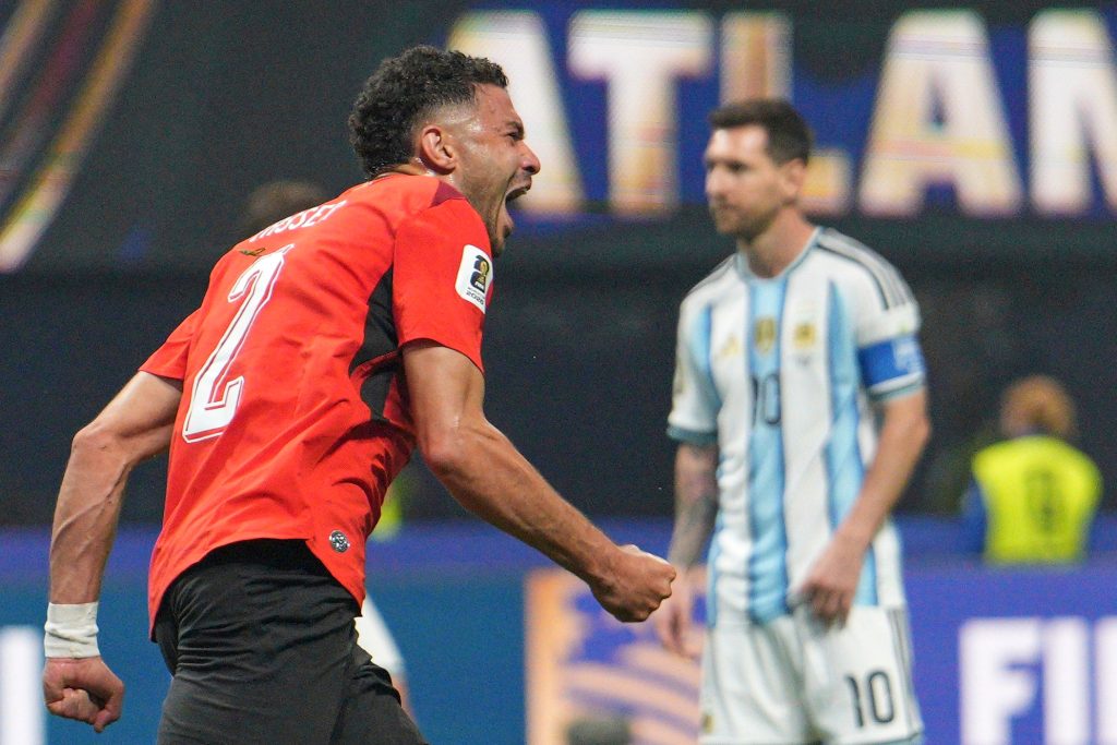 Mısırlı Yasser Ibrahim, Arjantinli Lionel Messi'nin bakışları arasında gol sevinci yaşarken