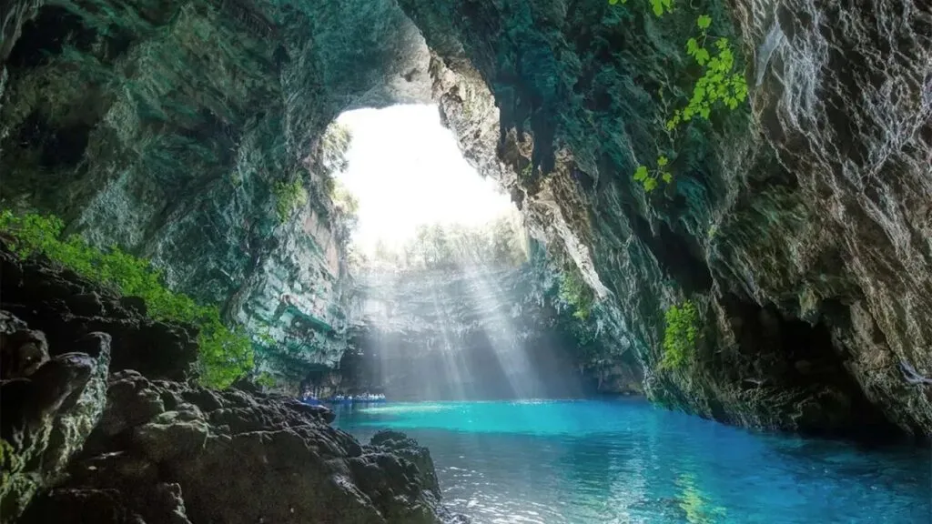 Kefalonya adasındaki Melissani Mağarası, birçok arkeolog ve tarihçi tarafından Homeros'un Odysseia'sındaki Periler Mağarası ile ilişkilendiriliyor.