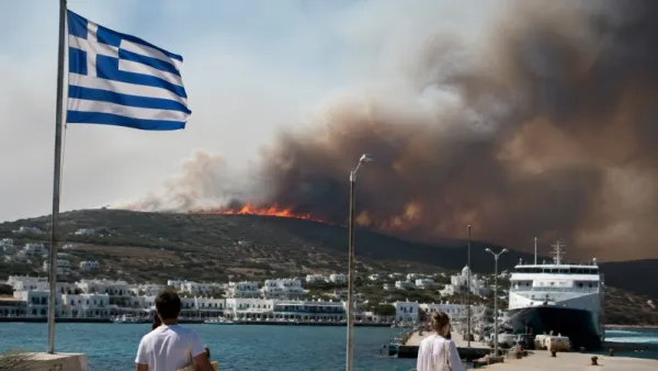 Yunanistan'ın Paros Adası'ndaki Yangın Nedeniyle Tahliyeler Başladı