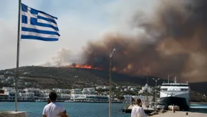 Yunanistan'ın Paros Adası'ndaki Yangın Nedeniyle Tahliyeler Başladı