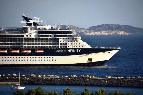 Yunanistan Açıklarında Kontrolü Kaybeden Celebrity Cruises Gemisi 4 Römorkörle Kurtarıldı