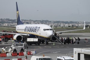 Yunanistan'da Boeing uçağında yolcu kısmen camdan dışarı çekildi