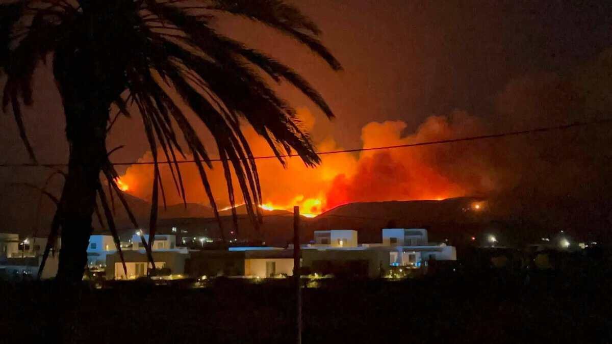 Paros'ta Büyük Orman Yangını: Yerleşim Yerleri Tahliye Ediliyor, Rüzgar Tehdidi Büyüyor