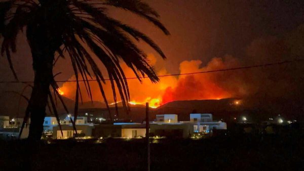 Paros'ta Büyük Orman Yangını: Yerleşim Yerleri Tahliye Ediliyor, Rüzgar Tehdidi Büyüyor