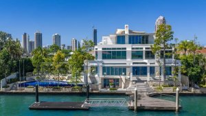 Gold Coast'lu Geliştirici Jim Raptis, Paradise Waters'daki Konağını Yaklaşık 18 Milyon Dolara Sattı