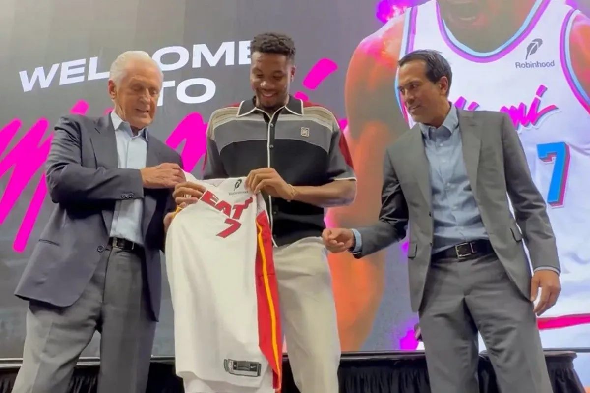 Giannis Antetokounmpo Resmi Olarak Miami Heat Tarafından Tanıtıldı
