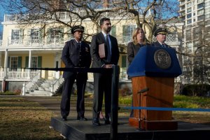 New York Polisi İki Bıçaklama Olayını Olası Nefret Suçu Olarak Soruşturuyor