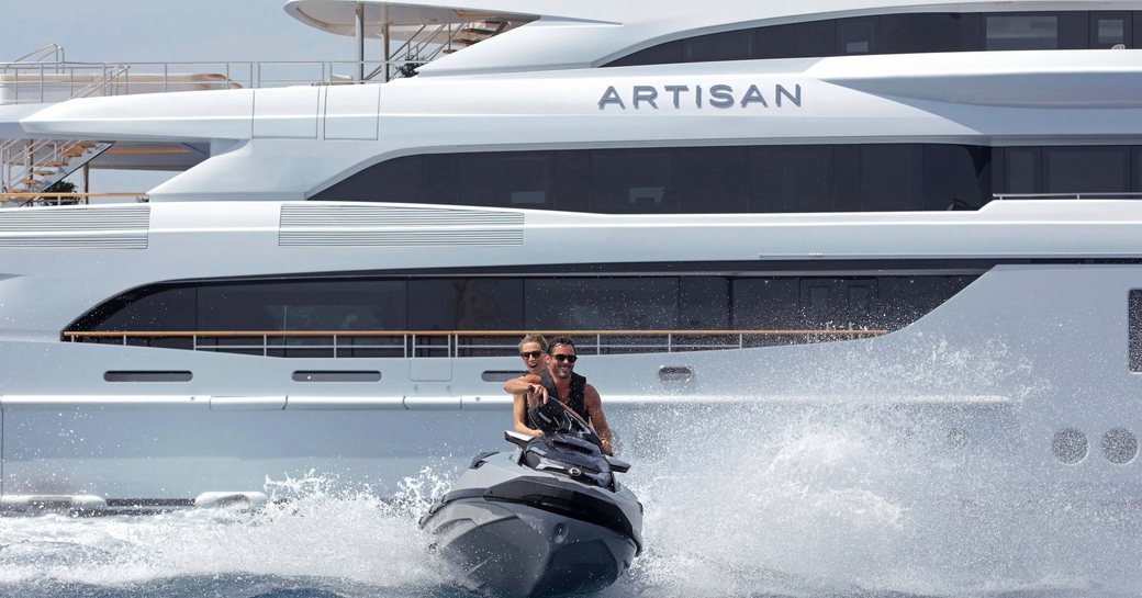Süperyat ARTISAN ve Jet Ski kullanan misafirler