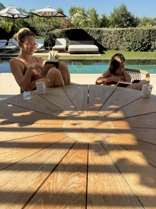 Kate Hudson, Yunanistan'da Ailesiyle Tatil Yaparken Havuz Başında Mini Bikinisiyle Göz Kamaştırdı