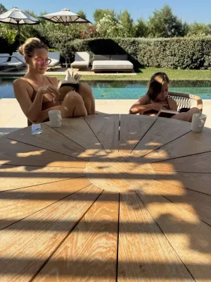 Kate Hudson, Yunanistan'da Ailesiyle Tatil Yaparken Havuz Başında Mini Bikinisiyle Göz Kamaştırdı