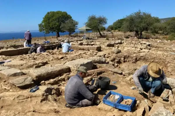Türkiye'deki Antik Yunan Kenti Notion'da 2.500 Yıllık Pers Altın Sikke Hazinesi Bulundu