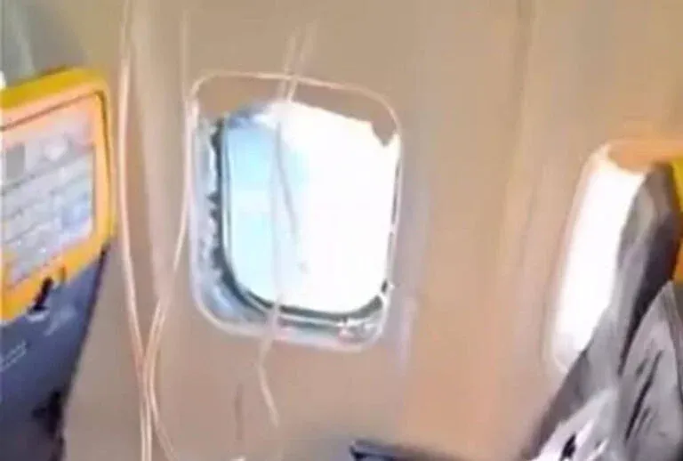 Selanik'te Uçakta Skandal: Avustralyalı Yolcu Saldırganlaştı, Uçak Geri Döndü
