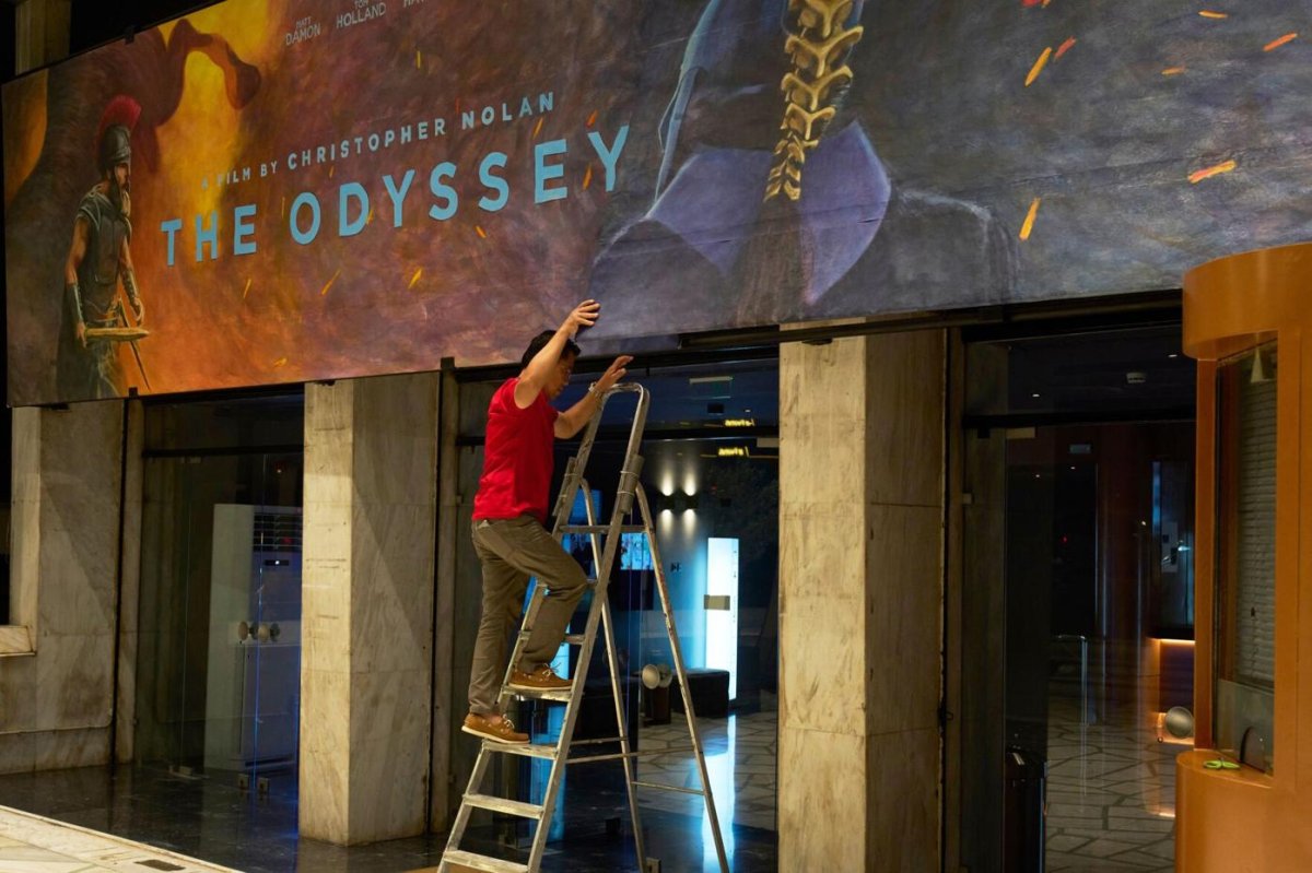 Atina'da 'The Odyssey' Filminin El Yapımı Reklam Panosu Kuruluyor