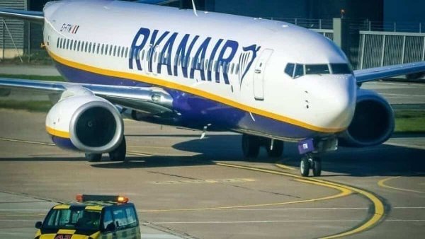 Ryanair Uçağında Pencere Arızası: Yolcuyu Eşi Kurtardı