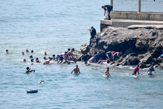 Fas'tan Binlerce Göçmen Ceuta'ya Akın Etti: 'Yaşasın İspanya' Sesleri Yükseldi
